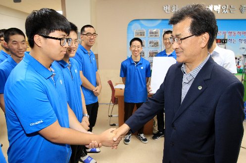 충청북도지사 전국기능경기대회 출전선수들을 격려하고 있다。