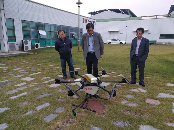 드론에 자가발전기를부착후 효과 검증을 시행하고 있다.