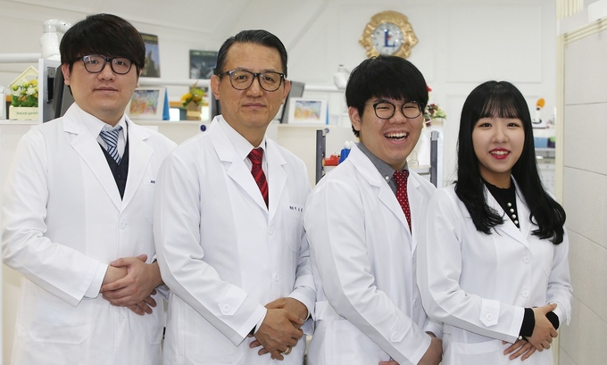 左측부터 장남 이근표 부원장, 이규원 원장, 차남 이승표 실장, 장녀 이근아 공동원장