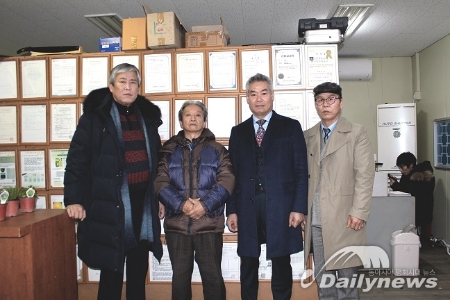 민경룡 농업박사(왼쪽에서 두번째)와 수소수를 마시고 수소방 자연치료로 건강을 회복 된 분들이 함께 했다.