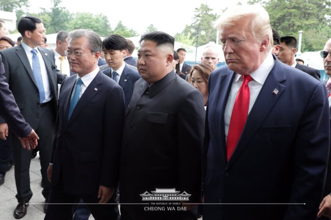 6월 30일 남·북·미 정상들이 판문점에서 만나는 역사적인 순간이 이뤄졌다 사진=청와대