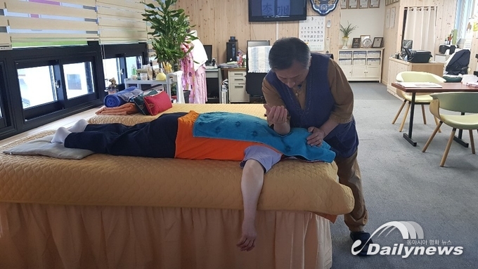 이한흥 원장이 테라피를 하는 모습