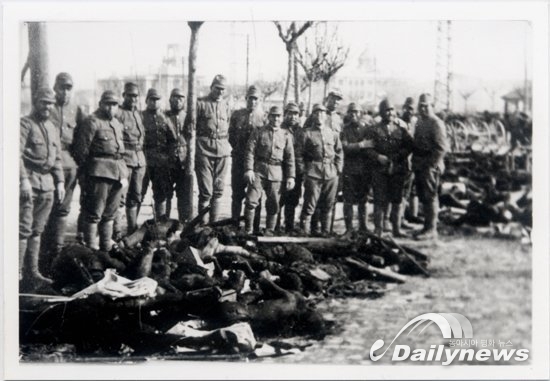 난징대학살 당시 죽은 중국인들을 바라보고 있는 일본군인들. (사진=데일리뉴스DB, 출처=독립기념관)
