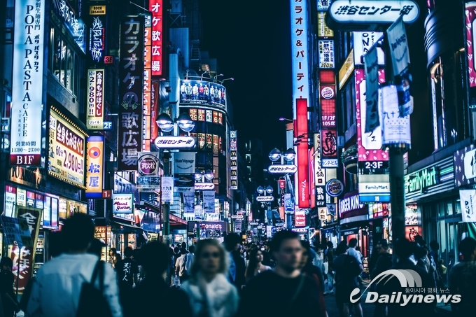젊은 층일수록 보수적인 아베를 지지하는 경우가 많다. (사진=Unsplash)