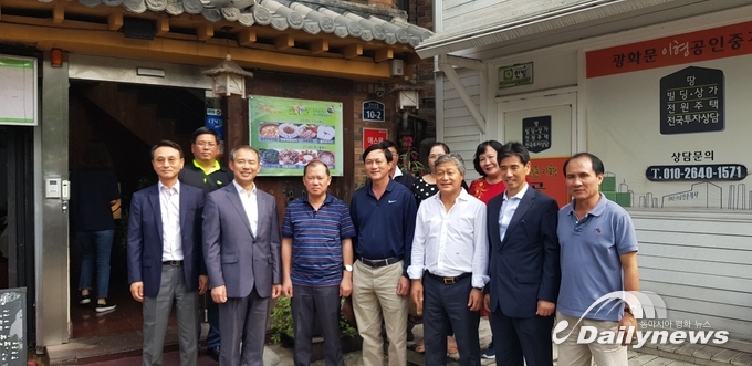 만찬장앞에서 나트랑시장과 코베카 권성택 부회장 및 아라마리나 이승우 회장