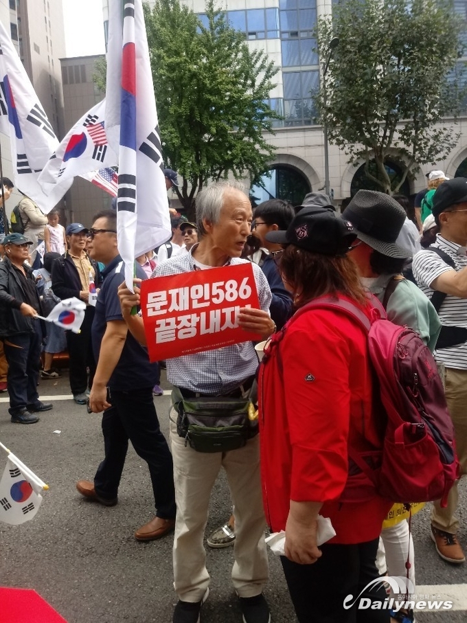 3일 서울시내 광장에서 보인 집회현장 사진=데일리뉴스 김준현 기자