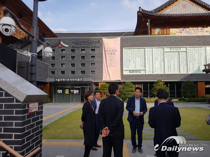 서울약령시협회 최영섭 회장과 조남숙 센터장, 코베카 권성택 부회장의 담화장면