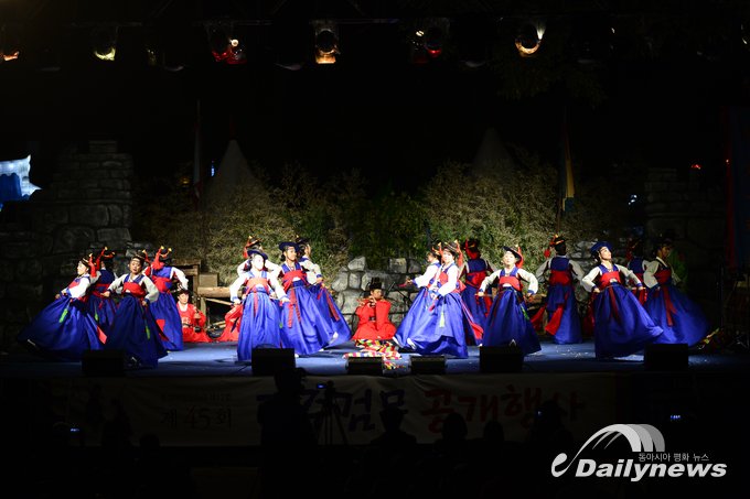 국가무형문화재 제12호 진주검무는 12월 3일 경상남도 진주시 전통예술회관 공연장에서 볼 수 있다. (사진자료=문화재청)