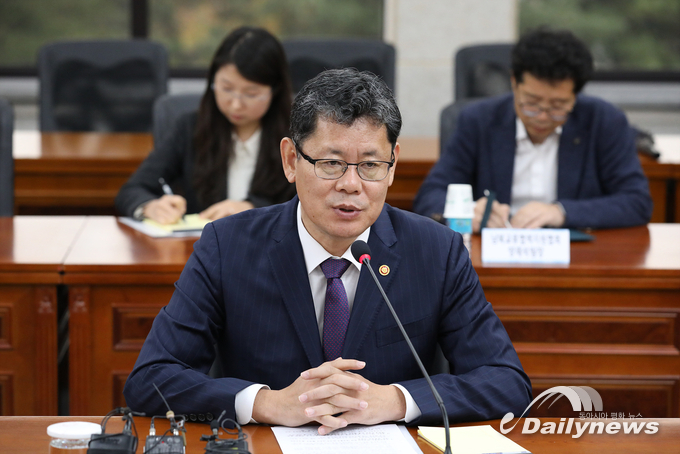 지난 15일 김연철 통일부 장관이 금강산관광 관련 사업자들을 만나 ‘금강산관광 사업자 간담회’를 가졌다. (사진=통일부)