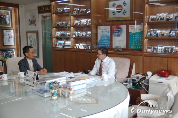 일라이트의 개발과 향후계획에 대하여 면담하고 있는 박세복 영동군수(우측)와 이수덕 (주)용궁일라이트 대표(좌측)