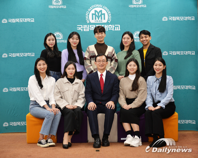 국립 목포대학교 박민서 총장과 학생 홍보대사 (사진= 목포대학교 제공)