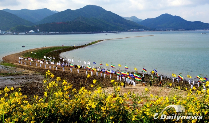 진도 신비의 바닷길(사진=진도군 홈페이지)