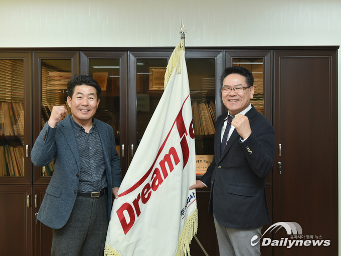 ㈜드림텍 김홍근 회장(우)과 김성안 부사장(좌) (사진= 이 신 기자)