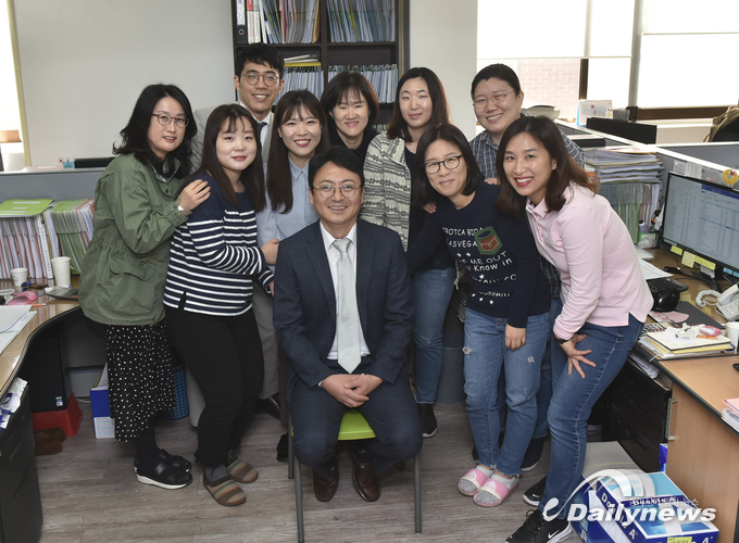 세무법인 한뜻 이종은 대표와 직원들(사진= 이 신 기자)