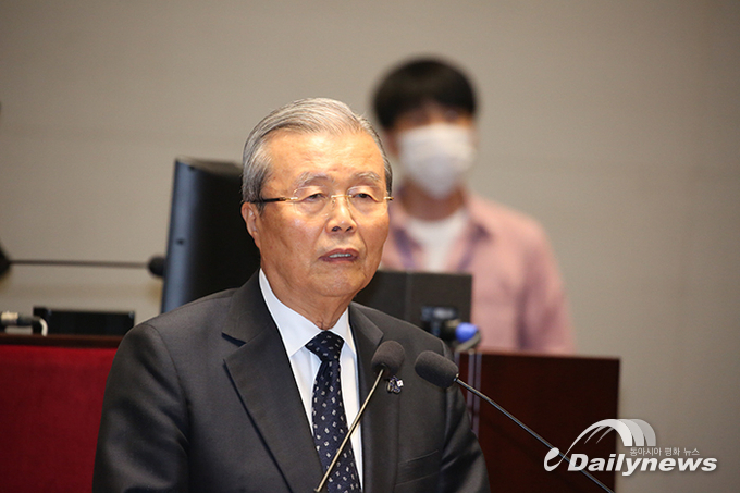 경실련은 김종인 미래통합당 비대위원장이 지난 20대 의원 시절 공개한 재산이 신고가액으로만 85억원이라고 주장했다. 사진은 지난 6월 미래통합당 의원총회에 참석한 김 위원장.