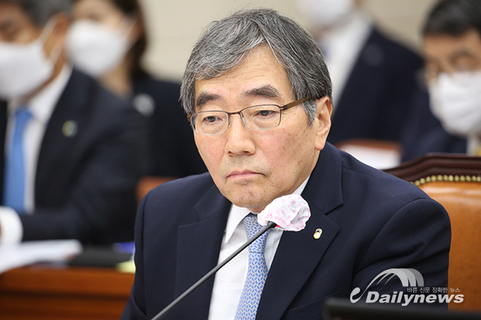 윤석현 금융감독원장은 29일 국회 정무위원회에서 사모펀드 손실사태에 '관리감독을 담당하는 금감원장으로서 무거운 책임을 느낀다'고 말했다. (사진=민진철 사진기자)