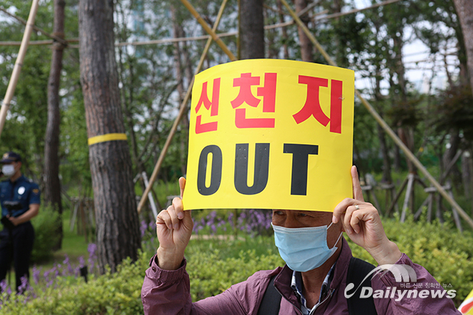 전국신천지피해자연대가 31일 이만희 신천지 총회장의 영장실질심사가 열리는 수원지법 앞에서 기자회견을 하고 있다. (사진=민진철 사진기자)