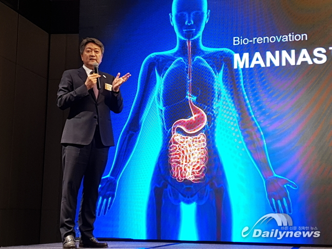 홍콩 JW 메이어트 호텔 만나스 쇼케이스 현장, 자사의 첨단 바이오 제품을 브리핑하는 이행우 대표 (사진=  ㈜보타메디 제공)