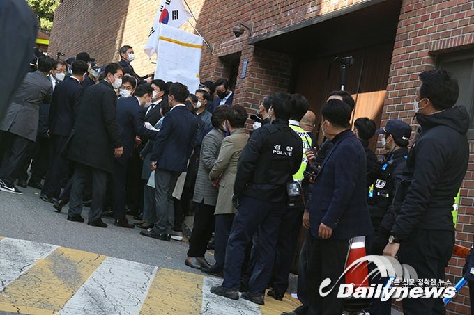 ▲ 2일 정오 무렵 이명박 전 대통령 자택 앞에 모인 지지자들/사진 민진철 사진기자
