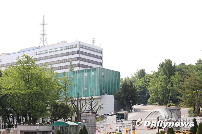 ▲ 군 당국은 지난 3일 철책선을 넘어온 북한 주민 1명을 붙잡아 4일 오전 월남 동기와 경위 등을 수사하고 있다고 밝혔다/데일리뉴스