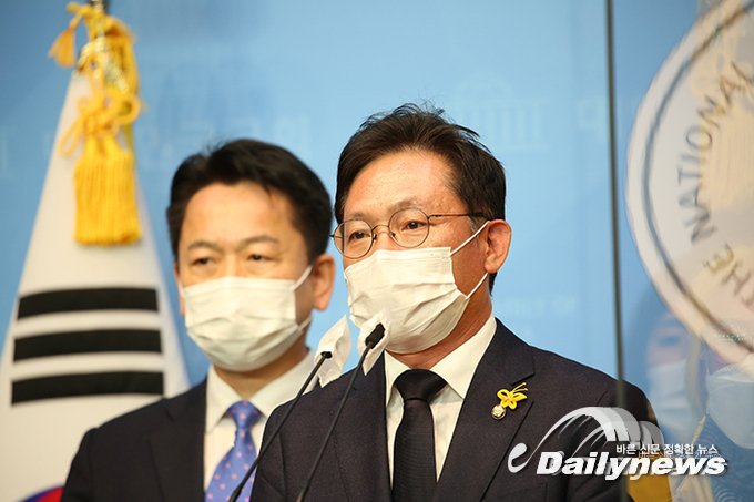 ▲ 고영인 더불어민주당 의원은 10일 서울 여의도 국회에서 ‘세월호 참사 진상규명을 위한 대통령기록물 자료제출요구안’을 대표 발의했다고 밝혔다/사진 민진철 사진기자