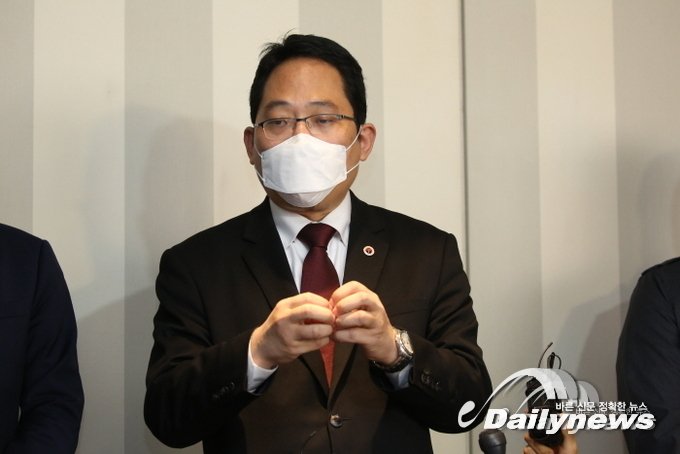 ▲ 최대집 대한의사협회 회장이 11일 보건의료발전협의체 회의가 열린 더플라자 호텔 4층에서 기자회견을 열고 ”협의체 이름을 변경하고 논의 주제도 코로나19 대응실무에서 보건의료정책 전반으로 확대할 것을 일방적으로 결정하여 통보했다“며 비판했다/사진 민진철 사진기자
