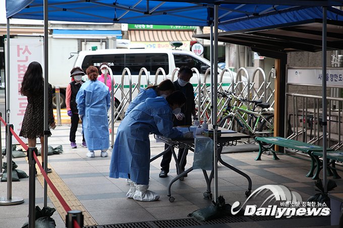 ▲ 지난 9월 서울 도봉구의 선별진료소에서 코로나19 검사를 위해 시민들이 기다리고 있다/사진 민진철 사진기자