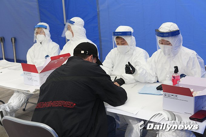 ▲ 지난달 서울 강남구에 설치된 선별진료소에서 검사를 위해 서류를 작성하는 시민/사진 민진철 사진기자
