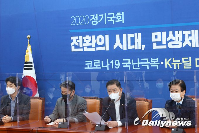 ▲ 국회 정보위원회 소속 더불어민주당 의원들이 25일 국회에서 기자간담회를 갖고 국가정보원법 개정안 처리에 대해 설명하고 있다/사진 민진철 사진기자