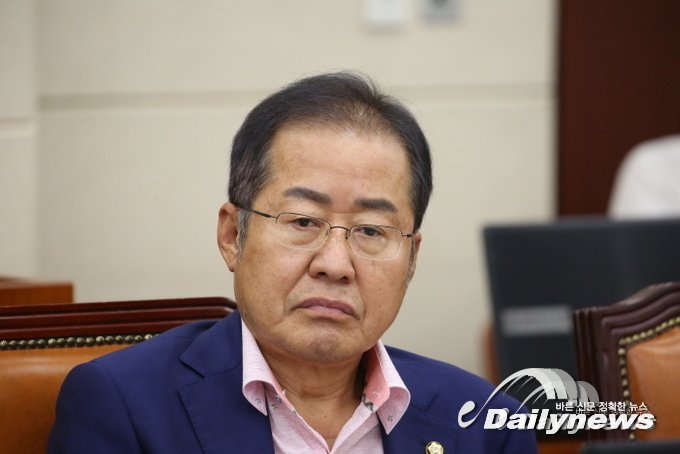 ▲ 홍준표 무소속 의원은 27일 페이스북을 통해 검사들을 향해 “당신들의 상징인 검찰총장마저 저렇게 당하고 있는데 가만히 있다면 당신들은 검사도 아니다”라고 일침을 가했다/의원실 제공