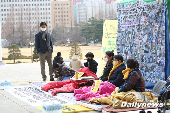 ▲ 정의당과 고 김용균씨의 모친 김미숙 김용균재단 이사장 등이 지난 4일 국회 앞 농성중에서 중대재해기업처벌법 제정을 촉구하며 단식농성을 이어가고 있다/사진 민진철 사진기자