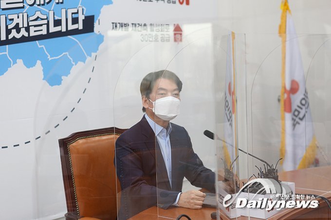 ▲ 안철수 국민의당 대표는 14일 국회에서 기자회견을 열고 서울시에 5년간 74만6000호의 주택을 공급하겠다고 했다/사진 민진철 사진기자