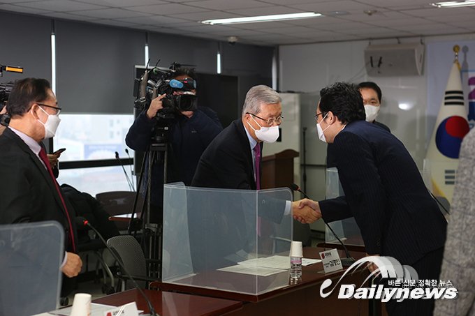 ▲ 김종인 국민의힘 비상대책위원장이 15일 대한의사협회를 찾아가 최대집 의협 회장과 악수를 나누고 있다/사진 민진철 사진기자