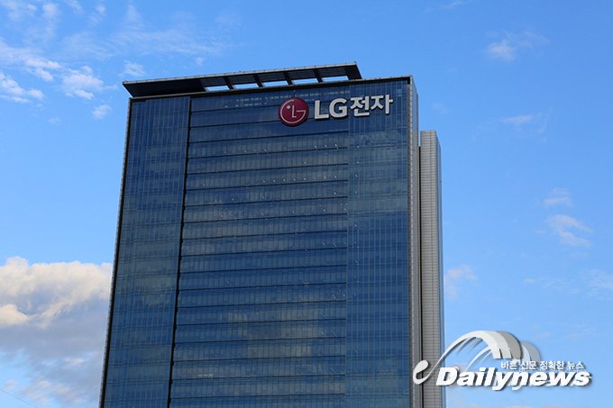 ▲ LG전자 MC사업본부가 최근 23분기 연속 적자를 이어가는 등, 누적 영업적자가 5조원 수준에 육박하면서 스마트폰 사업 중단을 검토하는 것으로 드러났다/데일리뉴스