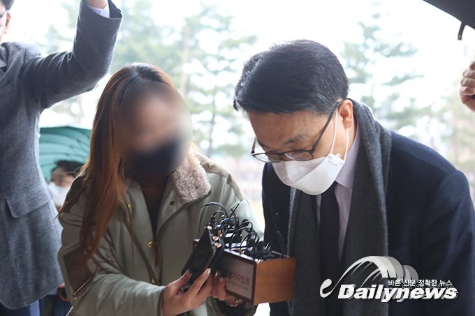 ▲ 김진욱 초대 고위공직자범죄수사처장이 21일 취임식을 시작하기에 앞서 정부과천청사에서 인사하고 있다/사진 민진철 사진기자
