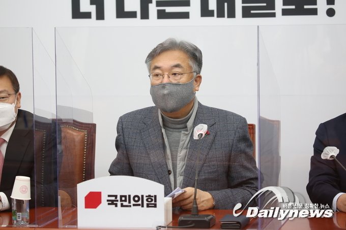 ▲ 국민의힘 정진석 4·7 재보궐선거 공천관리위원장이 26일 서울 여의도 국회에서 면접 심사 결과를 발표하고 있다/사진 민진철 사진기자