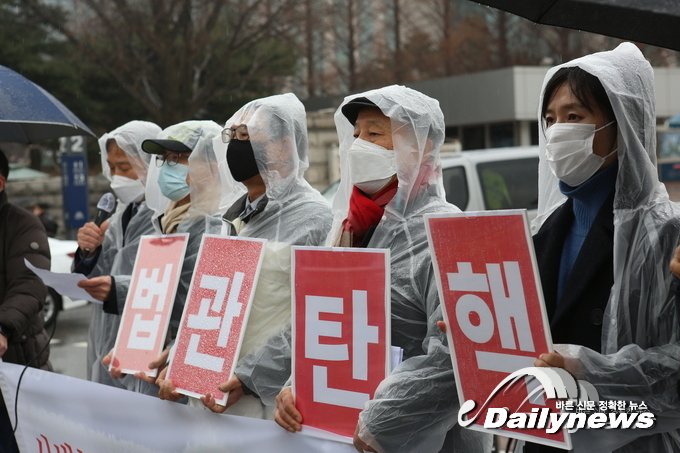 ▲ 민주노총과 민변, 참여연대 등 시민사회단체가 26일 국회 앞에서 사법농단 법관 탄핵 촉구 기자회견을 하고 있다/사진 민진철 사진기자