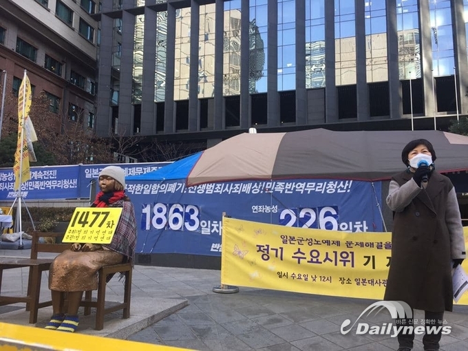 정의기억연대 한경희 사무총장이 3일 서울 종로구 일본대사관 앞에서 제1477차 수요집회에서 발언하고 있다. (사진=정하연 기자)