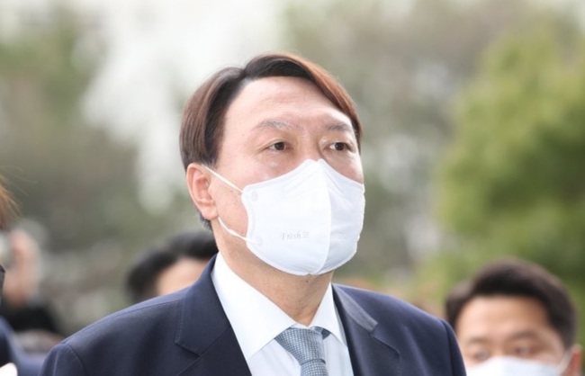 ▲ 윤석열 총장이 오늘 오후 2시 대검찰청 청사 현관 앞에서 사의를 표명했다.