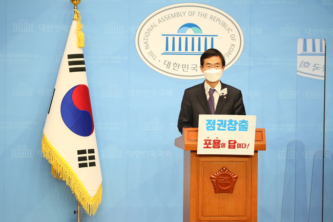 ▲ 국민의힘 조경태 의원이 20일 국회 소통관에서 국민의힘 통합과 관련해 기자회견을 열었다.