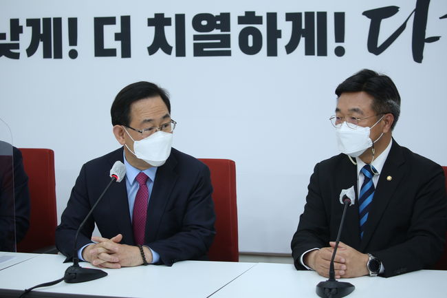 ▲ 윤호중 더불어민주당 원내대표 겸 비상대책위원장과 주호영 국민의힘 원내대표 겸 당대표 권한대행이 첫 면담을 가지고 있다.