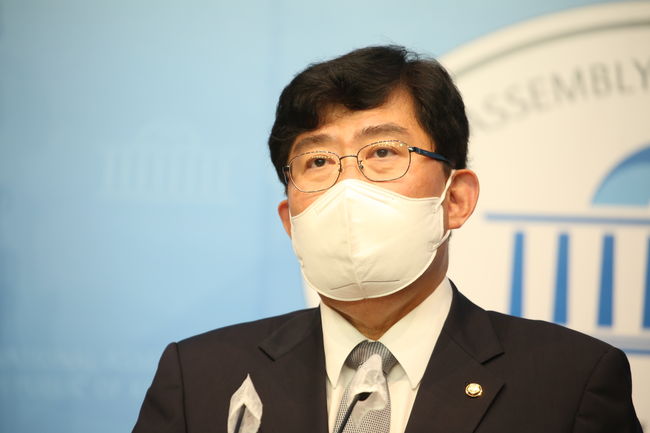 ▲ 국민의힘 윤창현 의원이 7일 국회 소통관에서 가상화폐거래소의 위험성이 높아짐에 따른 `코인런` 현상에 대해 정부의 긴급대책을 촉구하고 있다. 