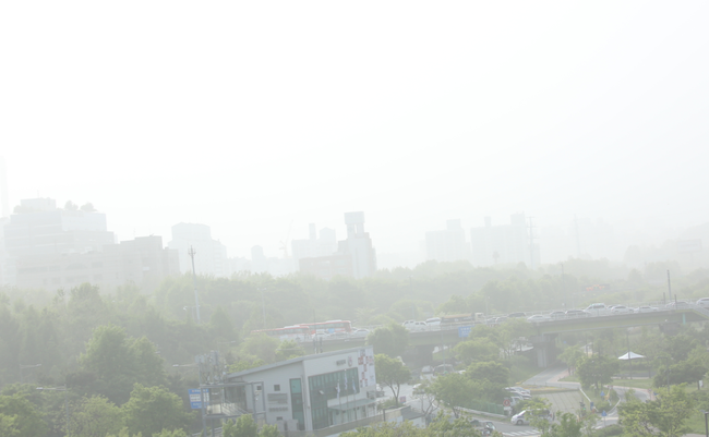 ▲ 7일 오후 도심이 황사를 동반한 미세먼지에 싸여 있다. 