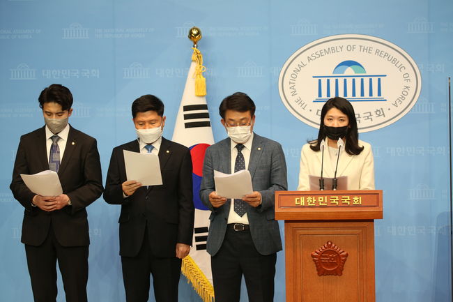 ▲ 신현영 의원 등 민주당 의원들이 10일 국회 소통관에서 `백신접종 이상반응 신속지원법` 발의 기자회견을 진행 중이다.