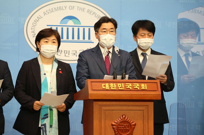 ▲ 더불어민주당 박찬대 의원이 10일 국회 소통관에서 김 총리 후보자 인준 관련 기자회견을 열고 발언 중이다.