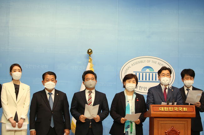 ▲ 10일 더불어민주당 박찬대 의원을 비롯한 김부겸 국무총리 후보자 인사청문 위원들이 국회 소통관에서 김 총리 후보자 인준 관련 기자회견을 진행했다.