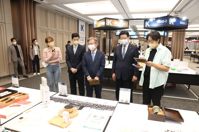 ▲ 중소벤처기업부 권칠승 장관이 11일 코엑스에서 열린 2021년 브랜드K 참여기업 선정 최종 품평회에 참석해 브랜드K 홍보대사인 박지성(전북현대 어드바이저), 인기 유튜버 대도서관과 제품을 둘러보고 있다. (사진=중소벤처기업부)
