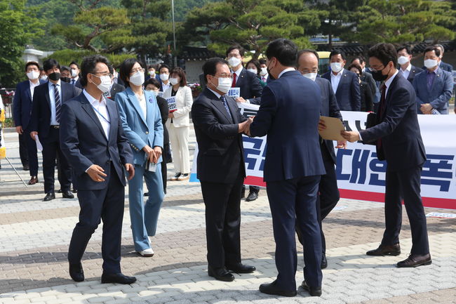▲ 국민의힘 김기현 국민의힘 대표 권한대행 겸 원내대표가 유영민 대통령 비서실장과 인사하고 있다.