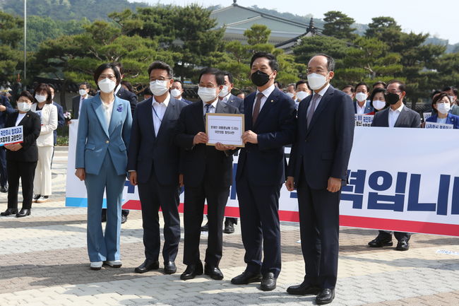 ▲ 김 원내대표가 총리 및 장관 후보 인준 강행 처리에 대한 항의 서한을 유영민 대통령 비서실장에게 전달했다. 오른쪽부터 국민의힘 추경호 원내수석부대표, 김기현 당대표 권한대행 겸 원내대표, 유영민 대통령 비서실장, 배재정 정무비서관.