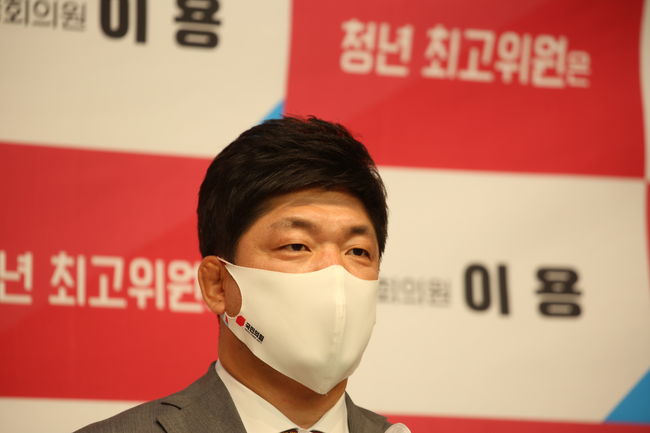 ▲ 이용 의원은 청년세대의 선택으로 정권교체까지 나아가겠다며 청년층의 지지를 호소했다.